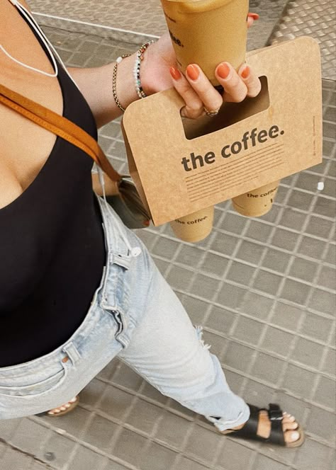 take-away, porfavor 🇪🇸 Coffee Shop Grab And Go, Cafe To Go Packaging, Coffee Shop Gift Ideas, Sustainable Coffee Packaging, Cafe Marketing Ideas, Takeaway Coffee Aesthetic, Takeaway Coffee Shop, Vegan Coffee Shop, Coffee Shop Merch