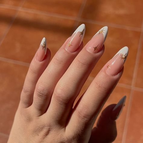 Acrylics With Gold Accents, Acrylic Accent Nail Ideas, White Almond Nails With Gold Design, Eid Nails 2024, Gold White French Tip Nails, White French Tip Nails Gold Accent, White French Tip With Gold Stars, French Tip Nails Gold Accent, Acrylic Nails For Navy Blue Prom Dress