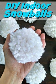 How to make fluffy white DIY Indoor Snowballs. My kids would love these! Schnee Party, Indoor Snowballs, Carnival Games For Kids, Fun Winter Crafts, Anna Und Elsa, Diy Kids Games, Winter Carnival, Winter Wonderland Party, Winter Crafts For Kids