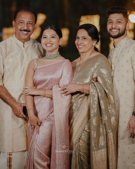 Bride Mom Saree, Engagement Saree Kerala Christian, Parents Of The Bride Attire, Manthrakodi Saree Christian, Wedding Family Outfits, Reception Saree For Bride, Tan Suit Wedding, Brides Mother Dress, Wedding Reception Outfits