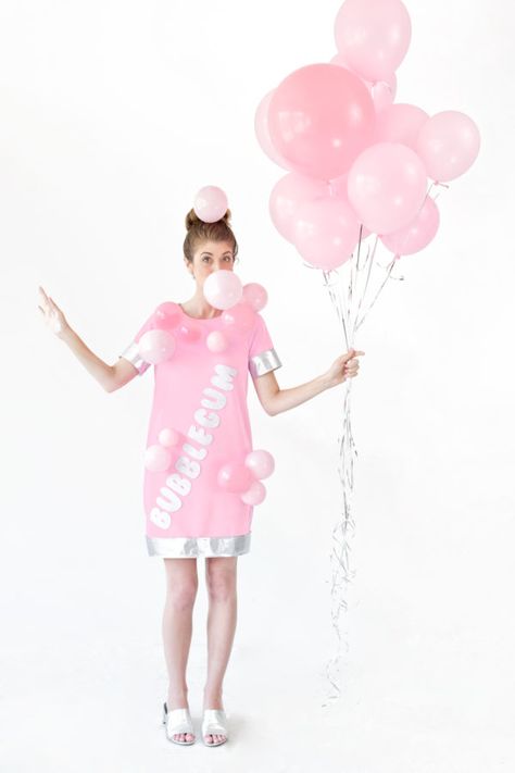 DIY Bubblegum Costume l Studio DIY Sporty Halloween Costumes, Bubblegum Costume, Candy Land Costumes, Diy Karneval, Last Minute Diy Costumes, Paper Doll Costume, Candy Costumes, Box Costumes, Last Minute Costumes