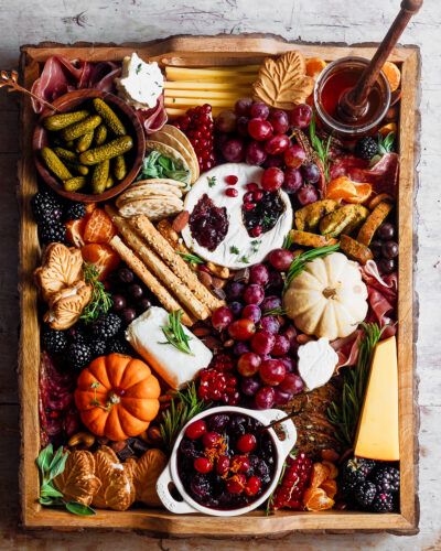 French Cheese Board, Thanksgiving Charcuterie Board, Fall Appetizers Easy, Maple Leaf Cookies, Thanksgiving Charcuterie, Fall Charcuterie, Charcuterie Appetizers, Charcuterie Ideas, Fall Appetizers