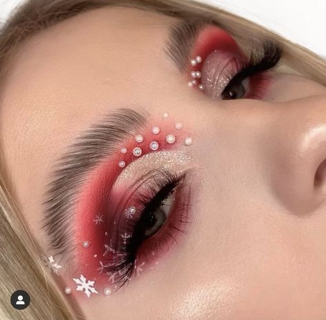 School Eyeshadow, Merry Christmas Makeup, Cute Christmas Makeup, Christmas Elf Makeup, Candy Cane Makeup, Holiday Makeup Christmas, Christmas Makeup Simple, Christmas Looks, Xmas Makeup