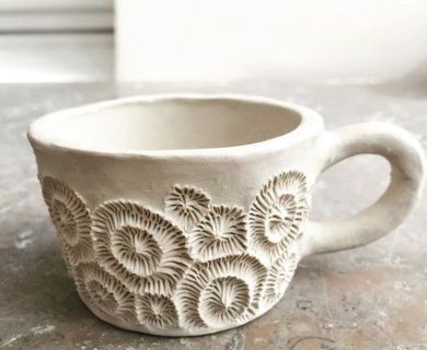 Stamped Ceramic Mug, Pinch Pot Mug, Coral Pottery, Ceramics Pottery Mugs, Diy Crafts Love, Clay Stamps, Ceramic Texture, Art Basics, Pottery Handbuilding