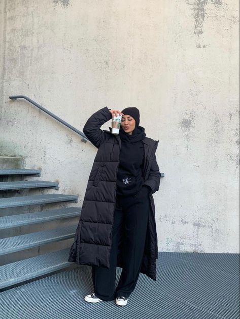 Long Puffer Jacket Outfit Winter Style, Long Puffer Outfit, Parka Coat Outfit, Black Puffer Coat Outfit, Long Puffer Coat Outfit, Padded Jacket Outfit, Nyc Christmas Outfit, Puffy Jacket Outfit, Long Jacket Outfit