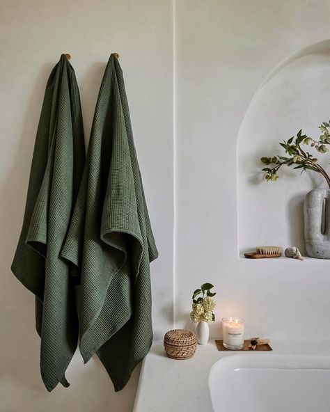 @bed.threads recently shot their new product colorways in our home, and the photos they’ve shared so far are beyond. This green in the tower bath though!!!! Heavenly. 😍🌿🍃 . . . 📸 creds @jennapeffley #bedthreads #bathroominspo #dreambathroom #calmbathroom #bathroomdesign #homedecor #bathroomredesign #redesign #dreamybathroom #olivebathroom Green Towels Bathroom, Neutral Bathroom Decor Ideas, Dreamy Bathrooms, Tranquil Bathroom, Neutral Bathroom Decor, Waffle Towels, Pretty Bathroom, Bed Threads, Green Bath Towels