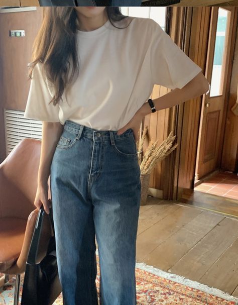 Plain White Shirt Outfit Aesthetic, White Tshirt And Jeans Outfit Korean, White Plain Tshirt Outfits, Plain Outfit Aesthetic, Jeans And T Shirt Outfit Korean, Plain White Tshirt Outfit Aesthetic, Box T Shirt Outfit, White T Shirt Outfit Korean, Basic White Outfits