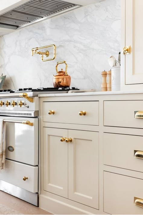 Kitchen brass handles Kitchen With White Cabinets, Armac Martin, Kitchen Hardware, Kitchen Farmhouse, Family Kitchen, Kitchen Inspiration Design, Studio Mcgee, Interior Modern, Kitchen Diner