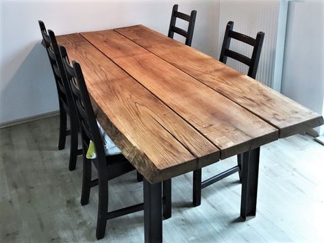 Eichentisch selber bauen | mit Baumkante | massiver Tisch Diy Esstisch, Solid Oak Table, Rustic Restaurant, Oak Table, Household Furniture, Woodworking Furniture, Fireplace Decor, Rustic Dining Table, Wooden Tables