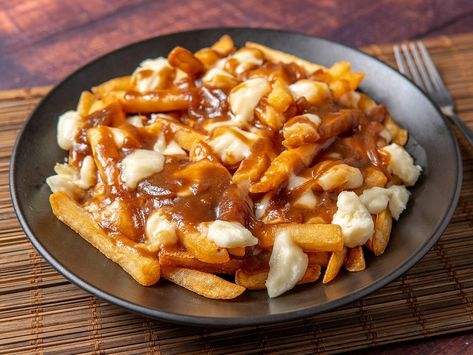 Poutine Might Be the World’s Biggest New Comfort-Food Trend Poutine Fries, Poutine Recipe, Canadian Dishes, Cake Courgette, Canada Food, Canadian Food, Cheese Curds, Poutine, Food Trends