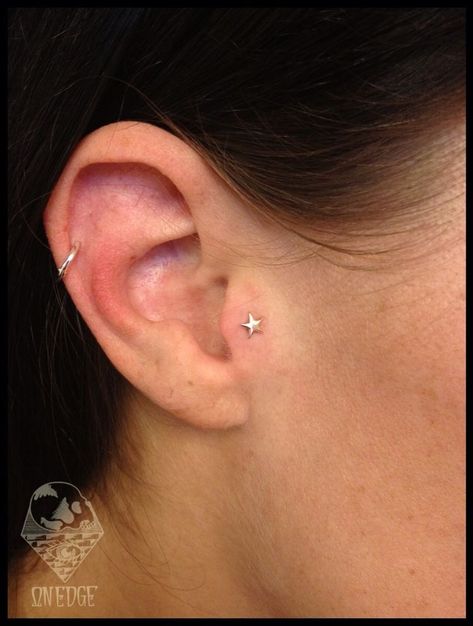 Cool Tragus Earrings, Tragus Styling, Traigas Piercing, Tragus On Both Ears, Star Tragus Piercing, Ear Tragus Piercing, Tragus Aesthetic, Simple Piercings Ear, Cute Tragus Piercing