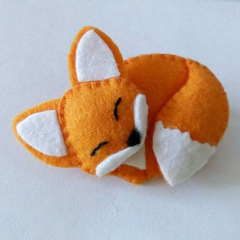 Fox Felt, Accessoires Barbie, Fox Crafts, Fox Ornaments, Felt Toys Patterns, Felt Animal Patterns, Felt Fox, Felt Crafts Diy, Felt Christmas Decorations