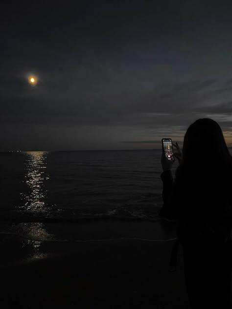 Night On The Beach, 2024 Eclipse, Dark Beach, Ocean At Night, Beach At Night, Fotografi Vintage, Beach Night, 사진 촬영 포즈, Ayat Al-quran