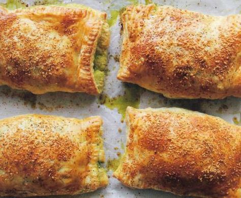 Chicken Pesto Turnovers Chicken Pesto Puff Pastry, Chicken Pesto Pockets, Savory Turnover Recipes, Chicken Turnovers, Chicken Hand Pies, La Kitchen, Deli Ideas, Savory Pastries, Louisiana Kitchen