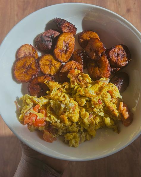 Is it even weekend breakfast if it’s not fried plantain and Nigerian style scrambled eggs? #nigerianscrambledeggs #friedplantains #nigerianbreakfast #nigerianbreakfastideas Plantain And Egg, Plantain Breakfast, Nigerian Breakfast, Fried Plantain, Saturday Breakfast, Egg Pictures, Nigerian Style, Pinterest Food, Plantains Fried