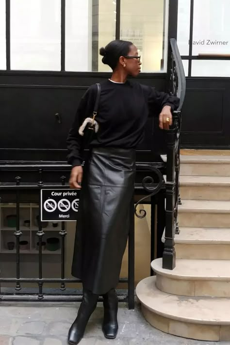 Leather Maxi Skirt Outfit, Leather Midi Skirt Outfit, Maxi Leather Skirt, Midi Skirt And Boots, Long Leather Skirt, Rok Outfit, Style Désinvolte Chic, Leather Skirt Outfit, Black Leather Skirt