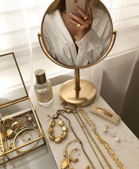 Beauty Table, Friend Jewelry, Gold Aesthetic, Classy Aesthetic, Beige Aesthetic, Jewelry Photography, A Mirror, Diy Schmuck, Dream Jewelry