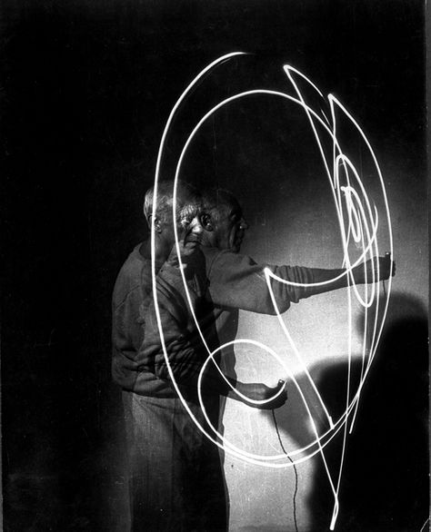 picasso01 Picasso Light Painting, Pablo Picasso Drawings, Gjon Mili, Drawing With Light, Picasso Drawing, Light Drawing, Light Painting Photography, Pablo Picasso Paintings, Painting With Light