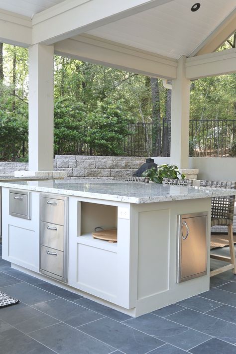 Outdoor kitchen bars