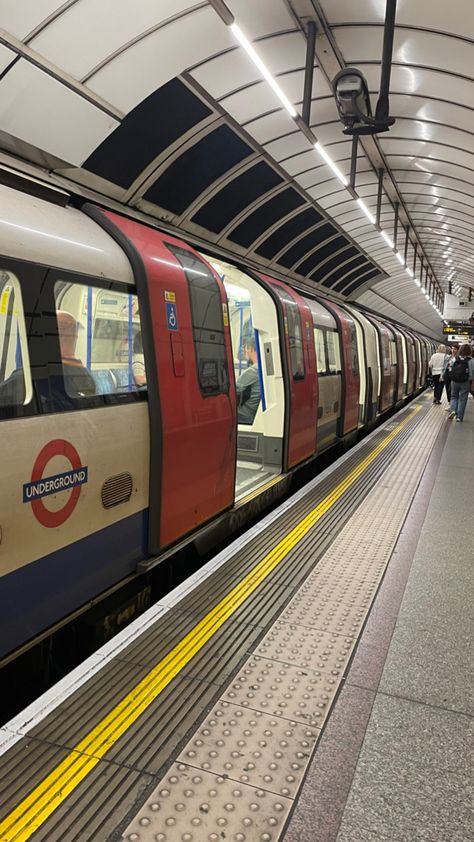 United Kingdom Aesthetic, London In September, London Subway, God I Love The English, Underground Tube, Life In London, London Vibes, London Dreams, London Girl