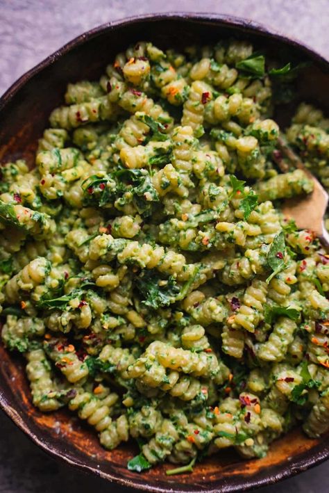 This kale pasta with lemon juice is ready in just 15 minutes, but certainly doesn't miss any flavor! Make it with simple ingredients and serve as a vegan weeknight dinner or easy lunch. Kids Vegetarian Lunch Ideas, Kale Pasta Recipe, Lunch Ideas Quick, Pasta With Lemon, Vegetarian Lunch Ideas, Sweet Potato Pasta, Veg Meals, Kale Pasta, Pasta Varieties