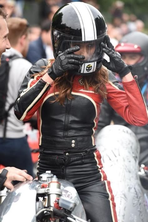 Female Biker Outfit Aesthetic, Motorbike Jacket Women, Biker Woman Outfits, Biker Aesthetic Women, Bikers Outfit For Women, Female Racer Outfits, Motorcycle Outfits For Women Aesthetic, Motorcycle Fashion For Women, Moto Style Women Outfits