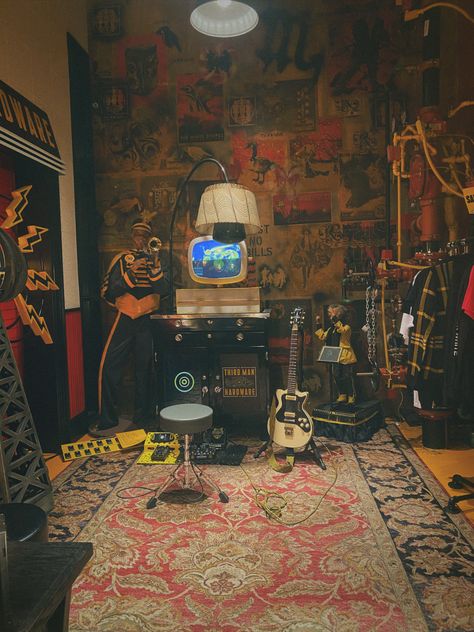 Music Speaker Aesthetic, Rent Aesthetic Musical, Basement Band Aesthetic, Underground Room Ideas, Basement Hangout Ideas, Band Studio, Musician Room, Rock Room, Third Man Records