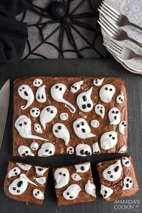 Ghost Brownies, Marshmallow Ghosts, Black Frosting, Halloween Treats To Make, Halloween Deserts, Fudge Brownie Recipe, Halloween Brownies, Postres Halloween, Chocolate Whoopie Pies