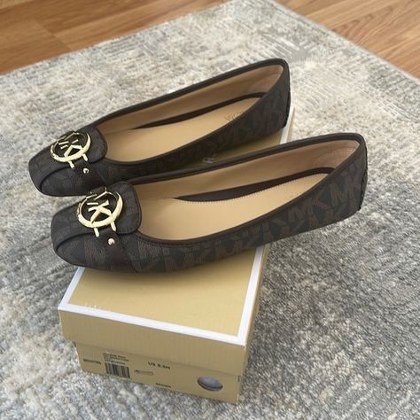 MK Loafers Michael Kors Loafers, Loafers Outfit, Hardware Logo, Loafer Shoes Women, Loafer Women, Flat Shoe, Tory Burch Flats, Perfect Wardrobe, Leather Shoes Woman