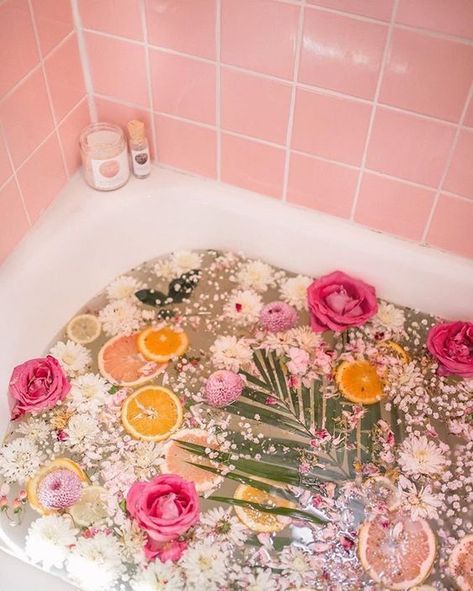 Our favorite kind of bath! Throw in some of your favorite flower petals and one of our soaking salts for a calming and de-stressing experience. Spa Baths, Bath Goals, Bath Aesthetic, Moon Bath, Spiritual Bath, Dream Bath, Floral Bath, Flower Bath, Milk Bath