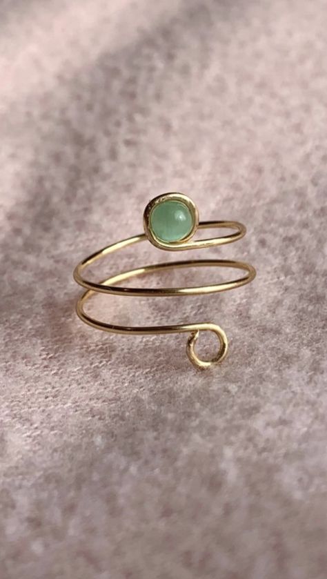 Style Tips And Tricks, Diy Wire Jewelry Rings, Ring With Emerald, Wire Jewelry Rings, Diy Jewelry Rings, Wire Wrap Jewelry Designs, Diy Ring, Wire Wrapped Jewelry Diy, Wire Wrapped Ring