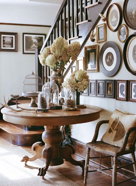 Interior Design Country, تحت الدرج, Gallery Wall Staircase, Vibeke Design, English Country Style, Foyer Decorating, Salon Interior Design, Entry Table, Style At Home