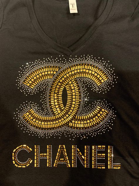 Chanel Tee, Smart Watch Wallpaper, Rhinestone Designs Templates, Rhinestone Letters, Gold Chanel, Watch Wallpaper, Holiday Trends, Rhinestone Designs, Gold Rhinestone