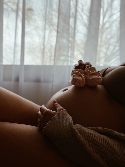 Pregnant Diy Photoshoot, Maternity Shoot On A Budget, Maternity Photography Inside House, Cute At Home Maternity Pictures, Maternity Double Exposure, No Face Maternity Photo, Maternity Pictures Aesthetic, Maternity Photography Home Indoor, In Nursery Maternity Pictures