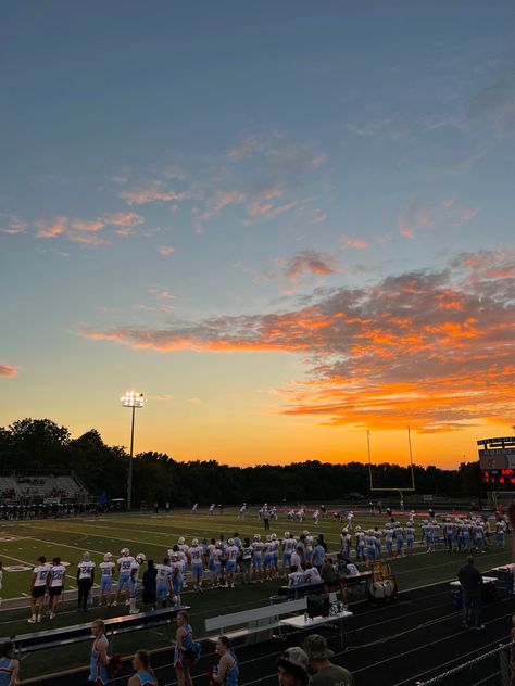 Fnl Aesthetic, Senior Year Planning, Highschool Life, Life In Usa, Friday Night Football, Fb Games, American High School, High School Life, State School