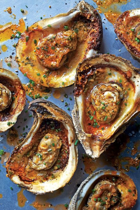 Chargrilled Oysters Recipe, Types Of Oysters, Broiled Oysters, Bbq Oysters, Ray Peat, Cooked Oysters, Smoked Oysters, Grilled Oysters, Oyster Roast