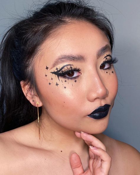 #graphiceyeliner #eyeliner #eyelinerstyles #eyelinerlook #makeup #makeupideas #makeuplook #glammakeup Gold Star Makeup Look, Star Witch Makeup, Witchy Eyeliner, Black Star Makeup, 20 Party Ideas, Derby Makeup, Cosmic Makeup, Witch Costume Ideas, Star Eyeliner