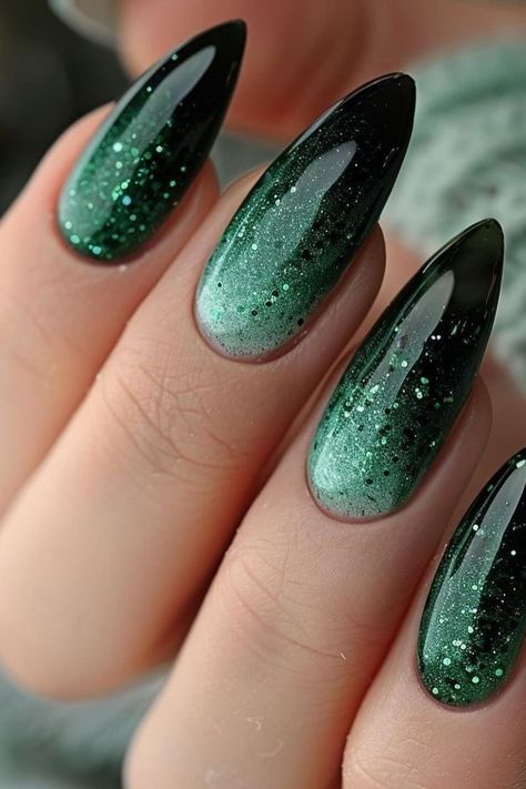 Black Ombre Nails Glitter, Green And Black Nail Ideas, Black And Green Ombre Nails, Nail Art Degrade, Acotar Inspired Nails, Slytherin Nail Ideas, Fantasy Nails Designs, Wicked Nails Musical, Black And Green Nails Designs