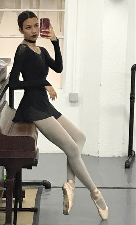 ballet Ballerina Outfit Black, Goth Ballerina Aesthetic, Ballet Outfit Black, Ballet Style Outfit, Black Ballet Outfit, Ballet Fashion Photography, Ballet Outfit Practice, Ballet Grunge, Emo Dance