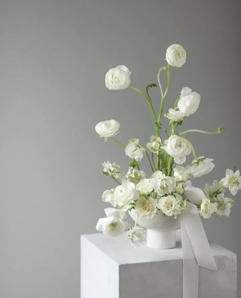 Minimal Flower Arrangements, White Minimal Wedding, White Hellebore, Holland Wedding, Floral Clouds, Ranunculus Arrangement, Minimal Flower, Intimate Wedding Reception, White Ranunculus