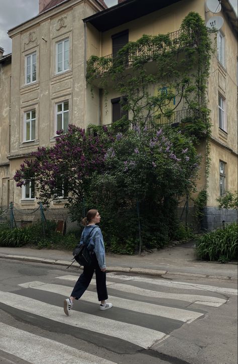 Person Walking Down Street, Walking Looking Back Pose, Walking Pose Aesthetic, City Walks Aesthetic, People Walking Aesthetic, Walking Down The Street Aesthetic, Walking Aethstetic, City Walking Aesthetic, Walking Home From School Aesthetic