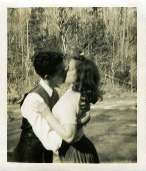 People Kissing, Old Fashioned Love, Vintage Kiss, Arte Van Gogh, Romantic Kiss, Vintage Couples, Sweet Kisses, Vintage Romance, Foto Art