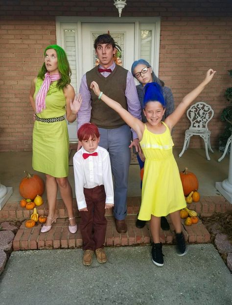 Family Inside Out costume for Halloween Halloween Costumes Jurassic Park, Inside Out Cosplay, Disney Family Costumes, Inside Out Costume, Disney Costume Ideas, 90s Halloween Costumes, Movie Inside Out, Valentine Diy Crafts, Halloween Pics