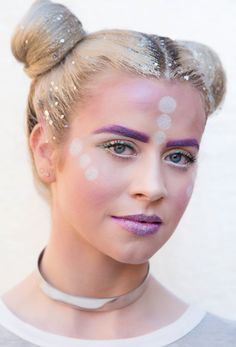 DIY: Glitter Roots Alien Space Buns Halloween Tutorial Alien Hairstyles, Alien Halloween Makeup, Alien Make-up, Alien Halloween Costume, Space Costume, Glitter Roots, Space Costumes, Alien Makeup, Festival Makeup Glitter