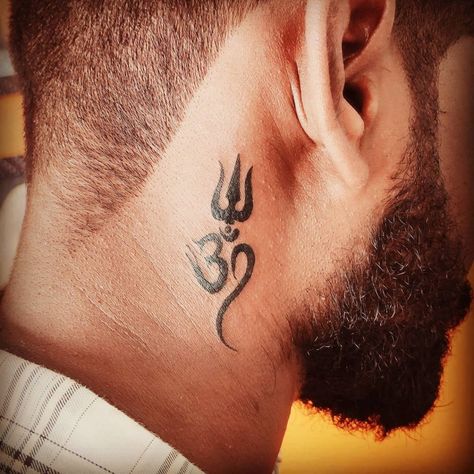 25 Small Neck Tattoos for Men in 2021 - Small Tattoos & Ideas Back Of Neck Tattoo Men, Simple Neck Tattoos, Trishul Tattoo Designs, Best Neck Tattoos, Small Neck Tattoos, Side Neck Tattoo, Shiva Tattoo Design, Back Of Neck Tattoo, Omerta Tattoo