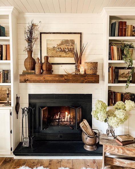 Weekly Wrap Up No. 47: A Calming Suite, Autumnal Inspo, and More! - The Roll-Out Vintage Southern Aesthetic Home, Georgia Farmhouse, Cowboy Home Decor, Country Fireplace, Vintage Fireplace, Fireplace Mantle Decor, Quotes Home, Fall Mantle, Farm Houses