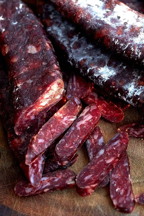 Dried Sausage Recipe, Cured Beef, Salami Recipes, Cured Meat Recipes, Sausage Making Recipes, Curing Meat, Meat Curing, Homemade Sausage Recipes, Dried Meat