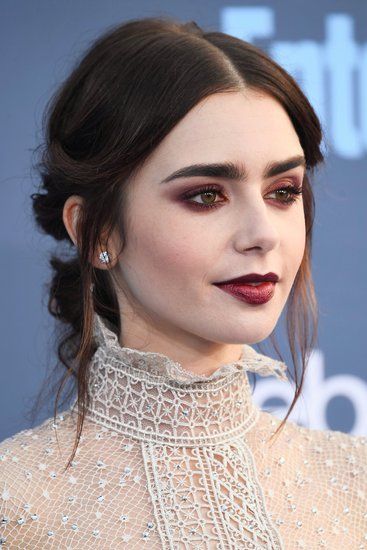 Lily Collins Looks Like a Sexy Vampire at the 2017 Critics' Choice Awards Subtle Babylights, Dark Mahogany Hair, Burgundy Eyeshadow Looks, Lily Collins Makeup, Celebrity Wedding Makeup, Lily Collins Hair, Burgundy Eyeshadow, Reddish Hair, With And Without Makeup