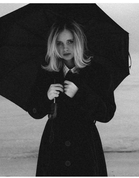 Umbrella Photoshoot Ideas, Umbrella Portrait, Rainy Day Photoshoot, Umbrella Pictures, Celine Campaign, Umbrella Photoshoot, Photosession Ideas, Portfolio Photoshoot, From The New World