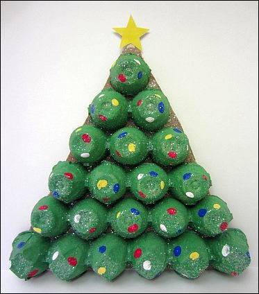 Egg Carton Christmas Tree, Carton Christmas Tree, Egg Carton Christmas, Projects For Preschoolers, Crate Crafts, Egg Carton Crafts, Egg Cartons, Christmas Decorations For Kids, Christmas Paper Crafts